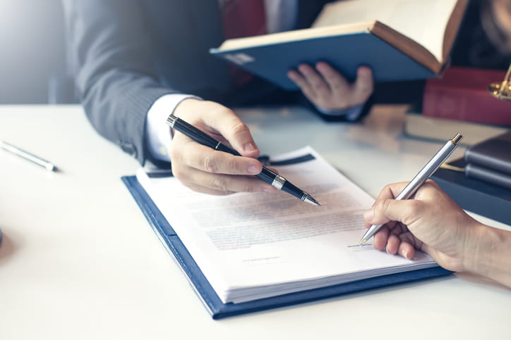 Administrativo ofreciento un contrato