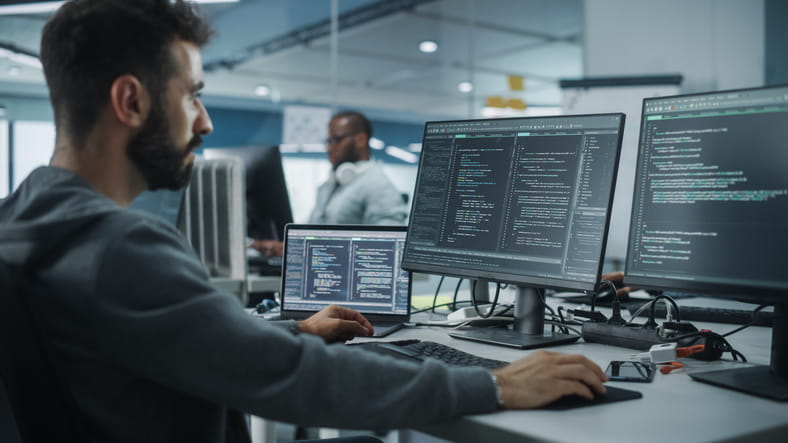 Desarrollador de software trabajando