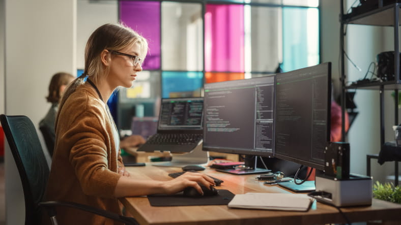 Desarrolladora de software programando