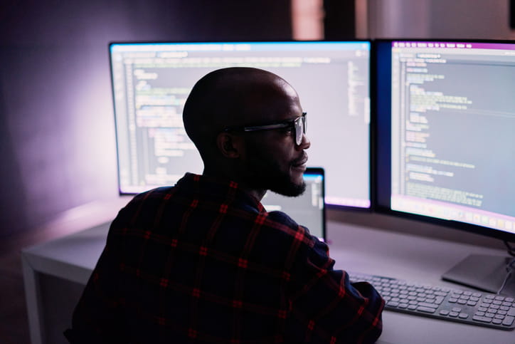 Desarrollador de software frente al ordenador