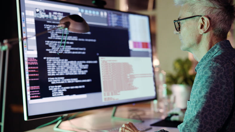 Desarrollador de software frente al ordenador