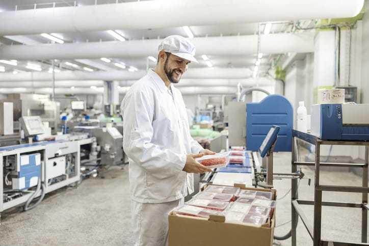 Manipulador de alimentos trabajando en una fábrica