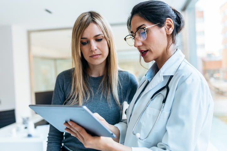 Médico explicando diagnóstico