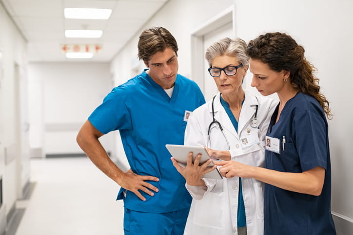 Médico y personal de enfermería