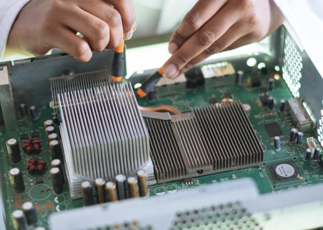 Técnico arreglando placa base