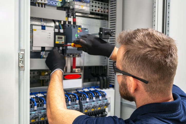 Técnico arreglando un cuadro eléctrico