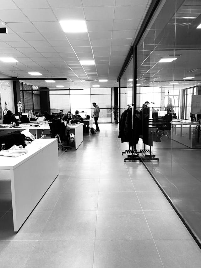 empleados en oficina
