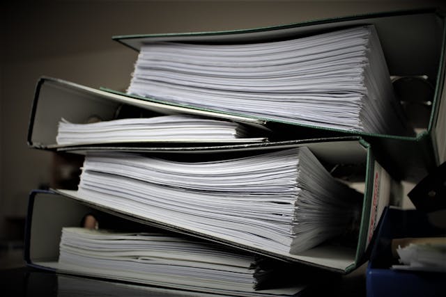 archivador lleno de papeles