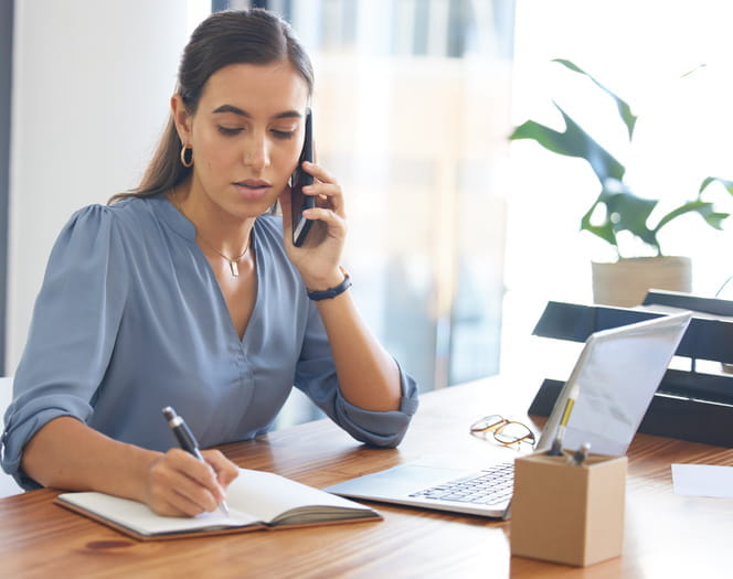 auxiliar administrativa al teléfono