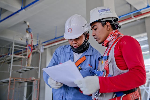 operativos industriales revisando papeles