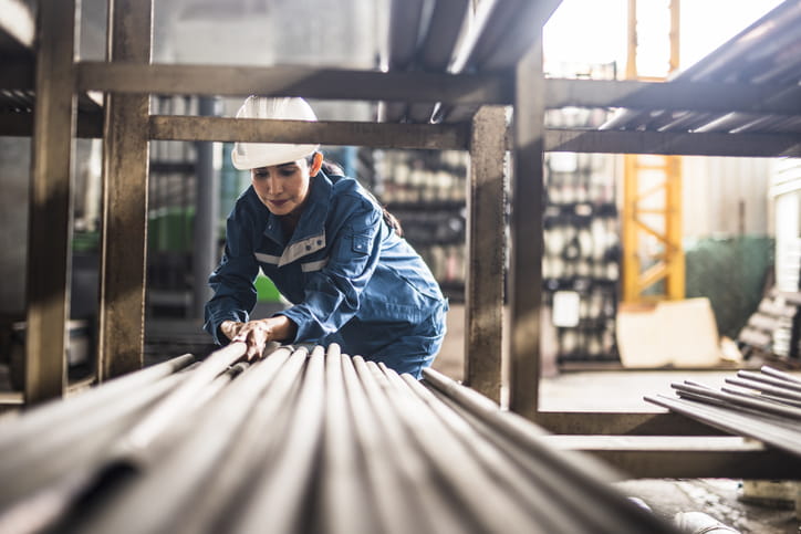 operativa industrial trabajando con metal