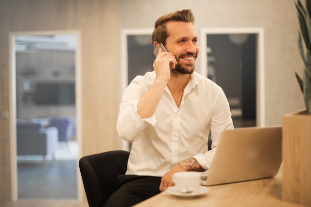 Hombre habla por teléfono en una oficina
