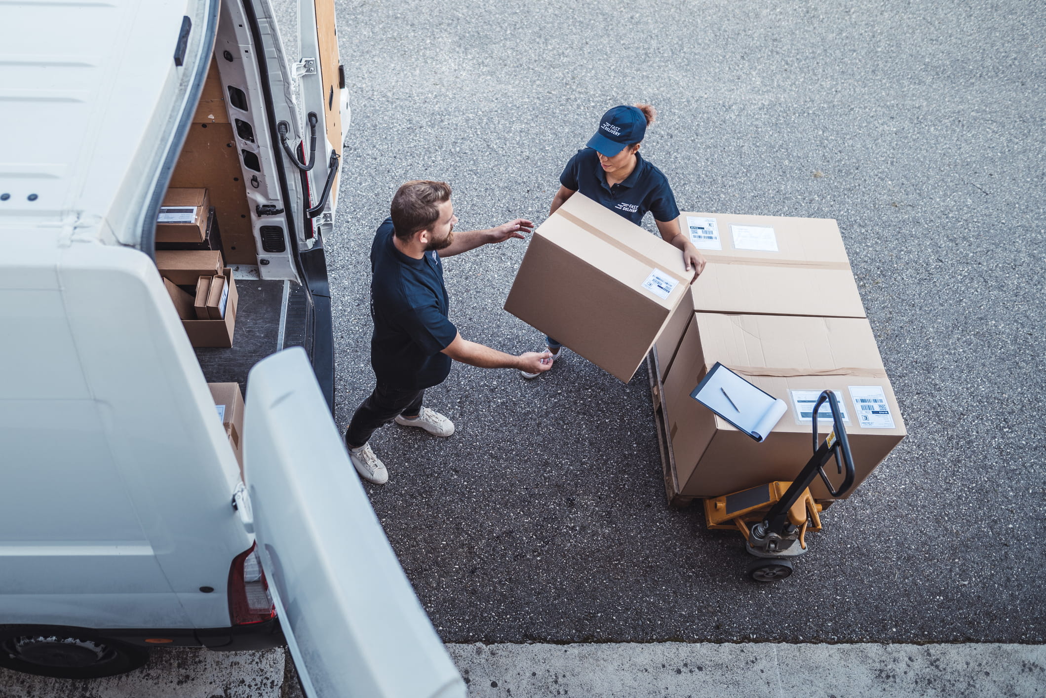 repartidores descargando cajas de un camión.