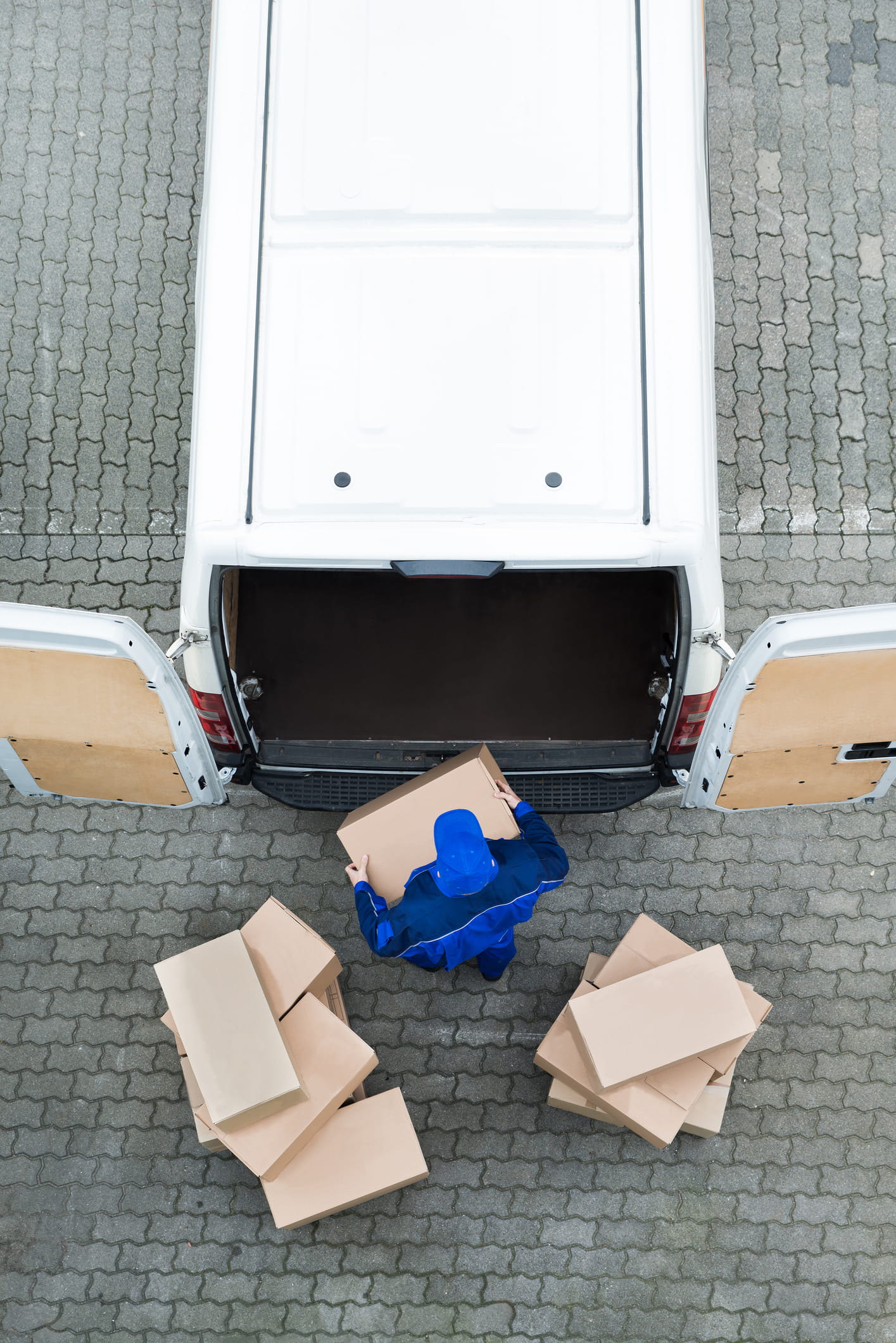 repartidor cargando cajas en una camioneta.