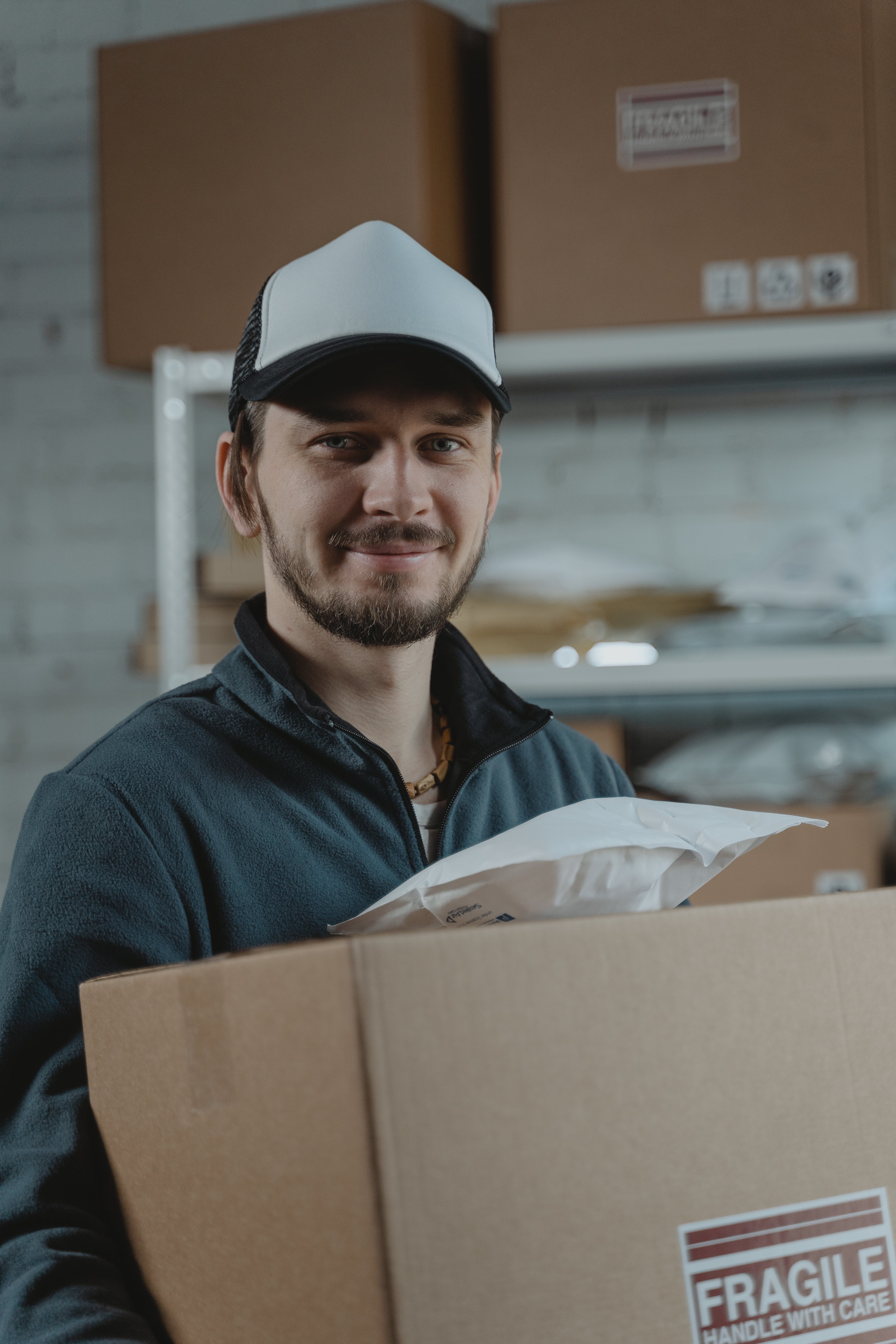 empleado con una caja en un almacén