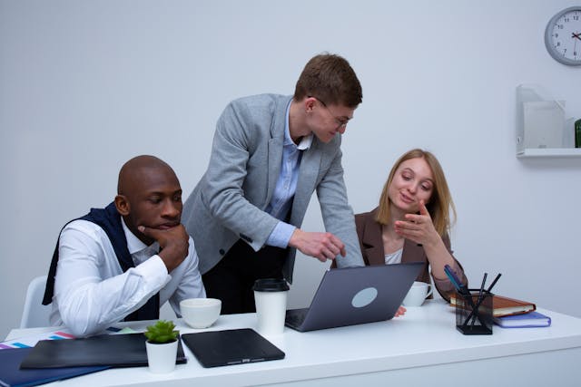 account managers frente al ordenador
