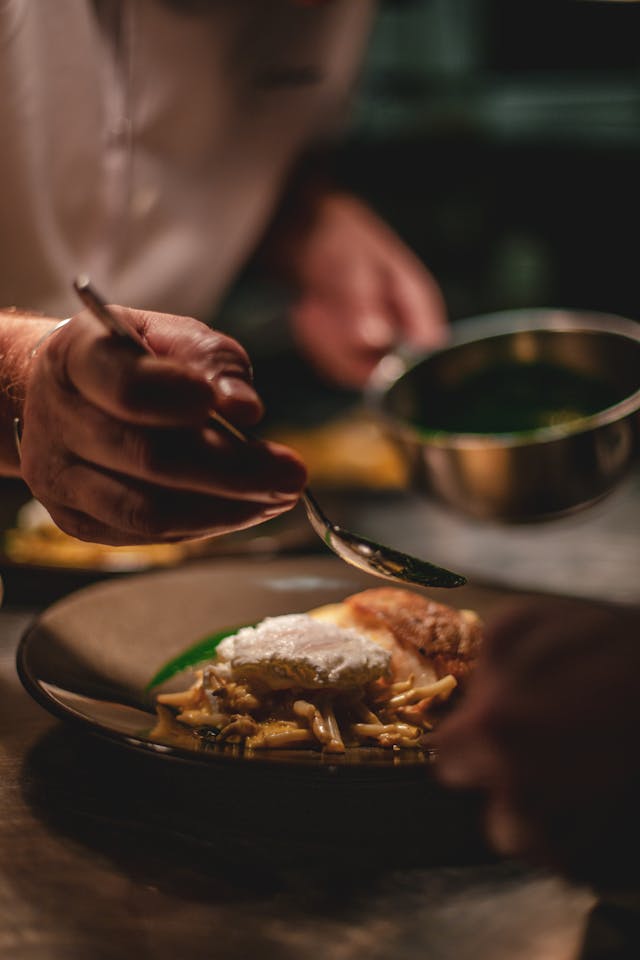 cocinera emplatando
