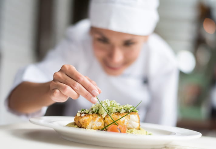 cocinero emplatando