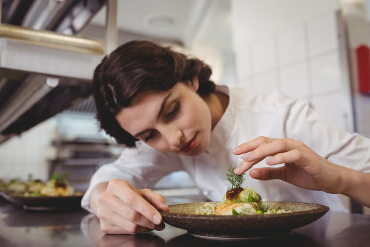 chef finalizando un plato con estética