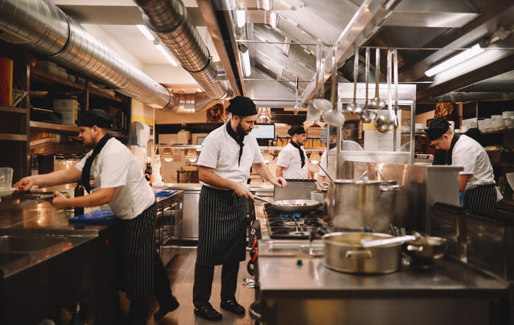 cocina en pleno funcionamiento