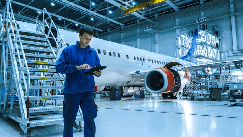 empleados en un almacén mirando una tablet