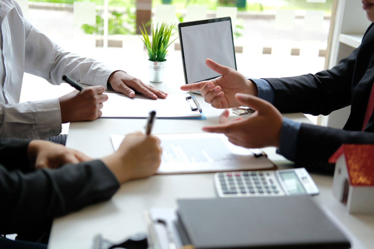 Personas de negocios sentadas en una mesa