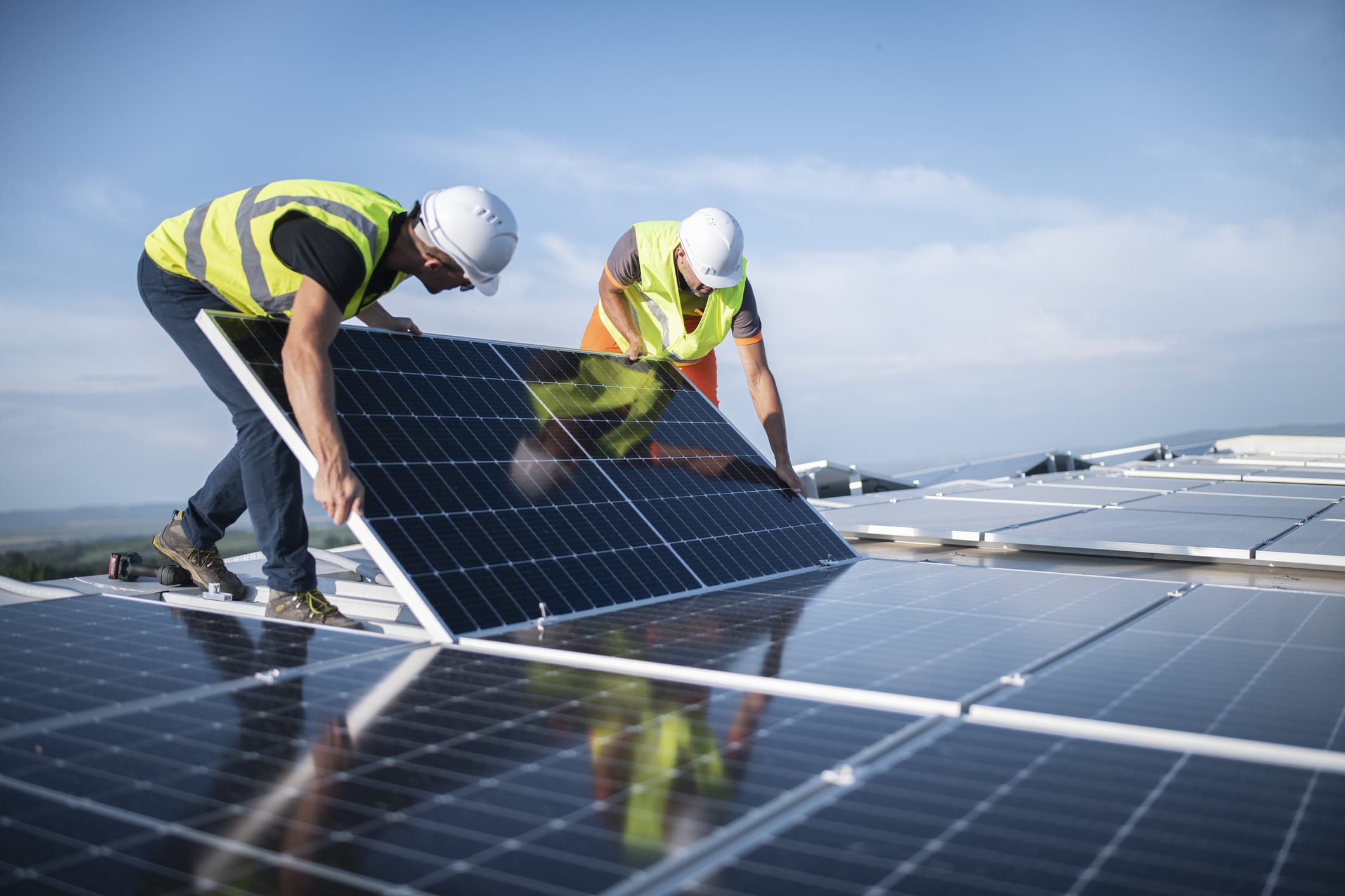 empleados instalando placas solares