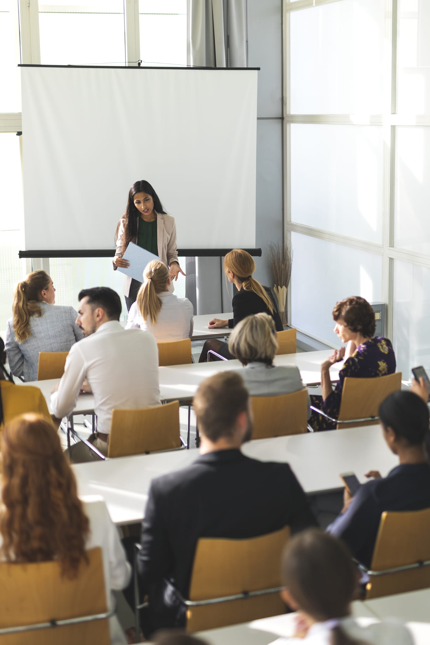 aula con alumnos en el ordenador