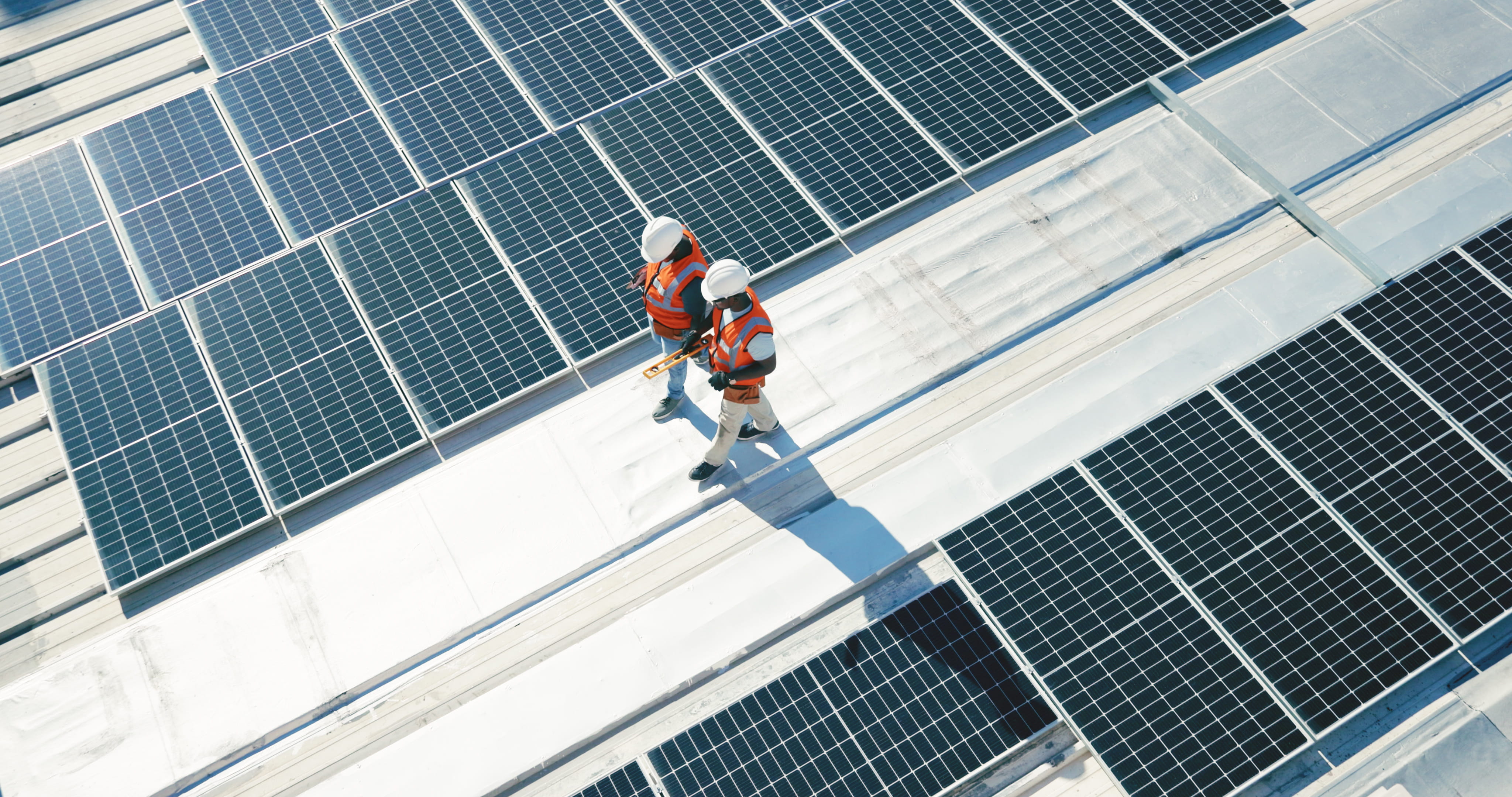 empleado en parque fotovoltaico