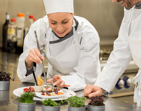 chef de cocina supervisa a cocinera