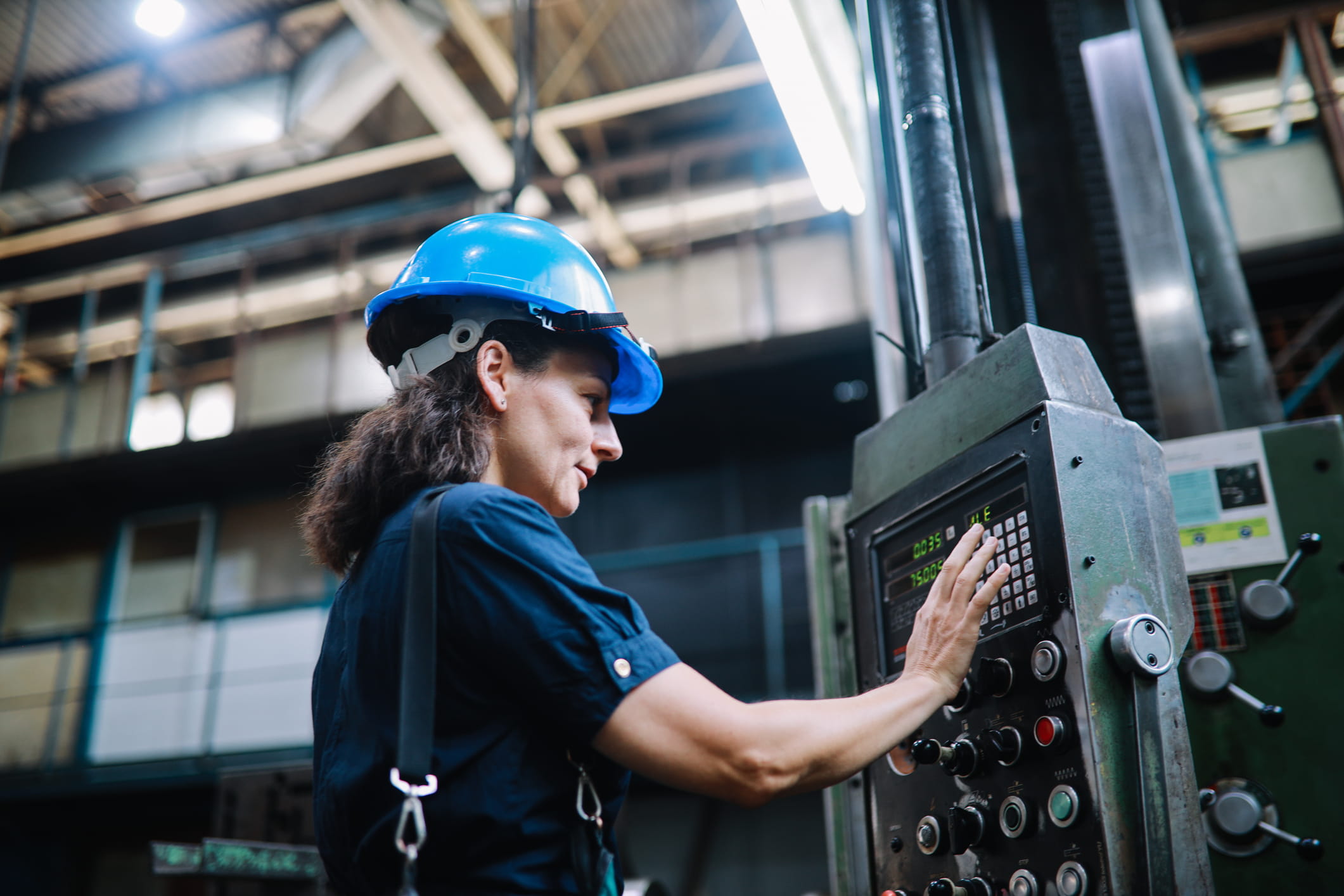 Mujer trabajando en una máquina.