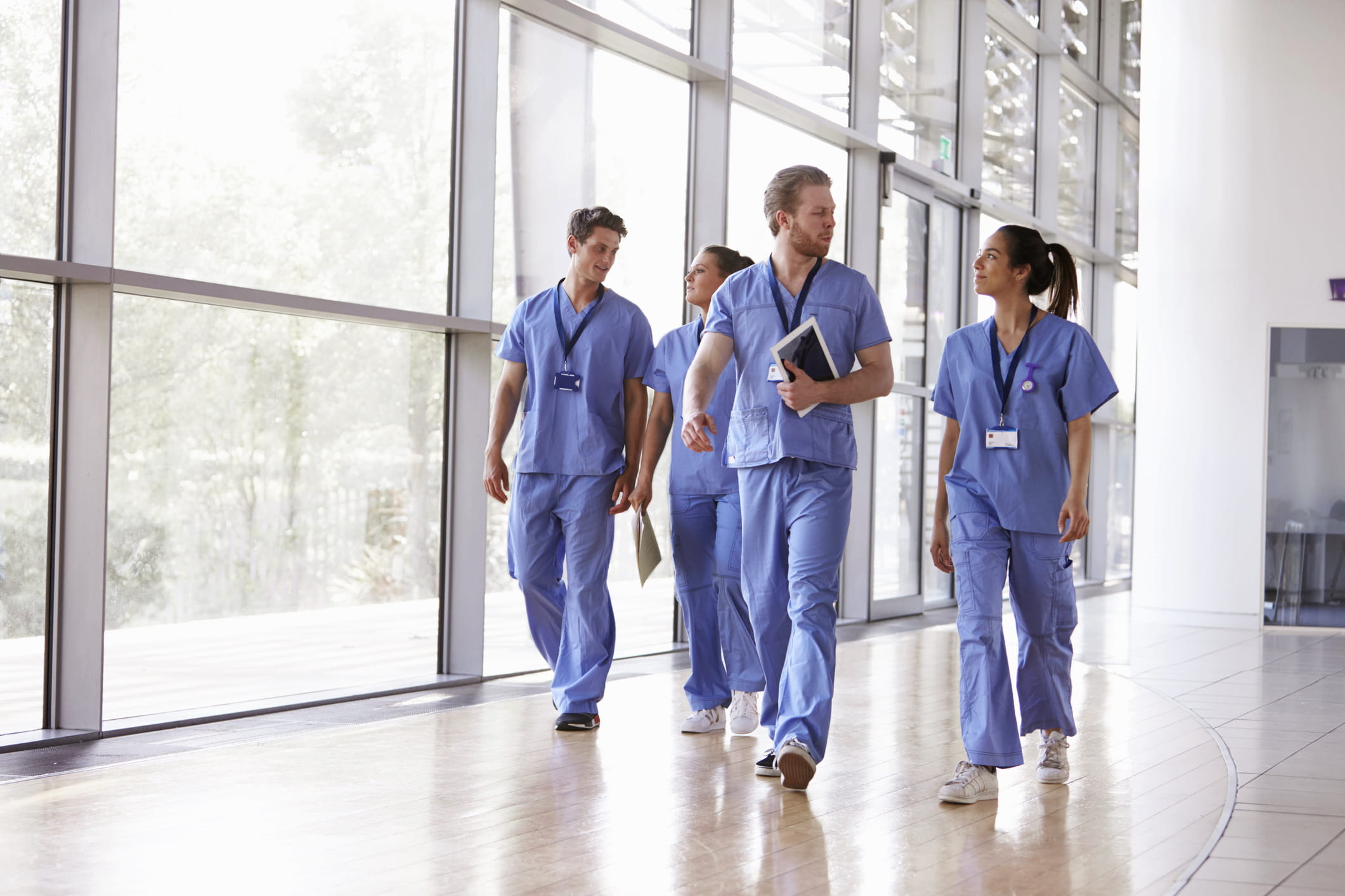 enfermeros por el pasillo de un hospital