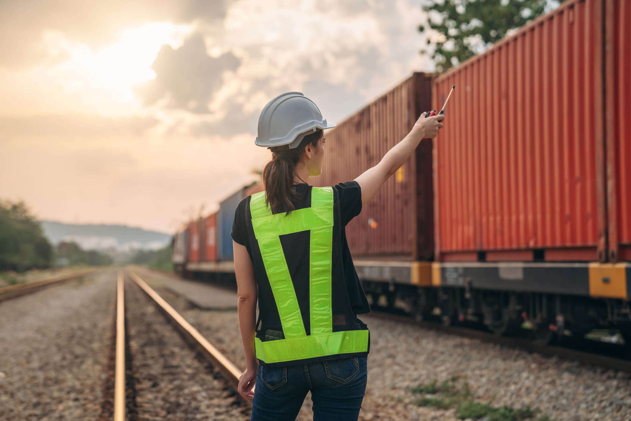 empleada señalando un tren