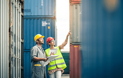 empleados de puerto señalan container de carga