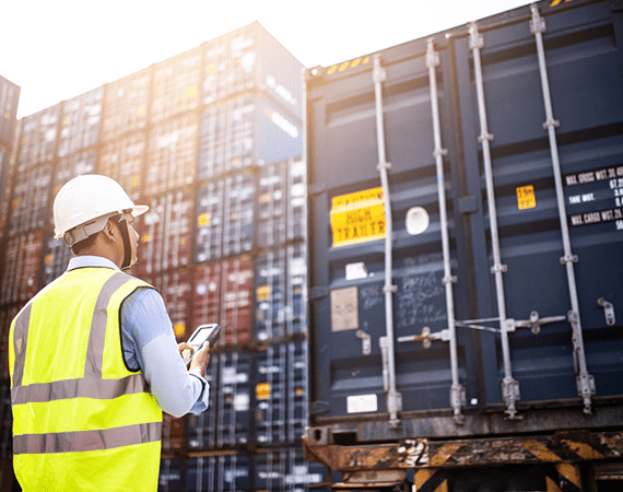 empleado de puerto gestiona envío de container