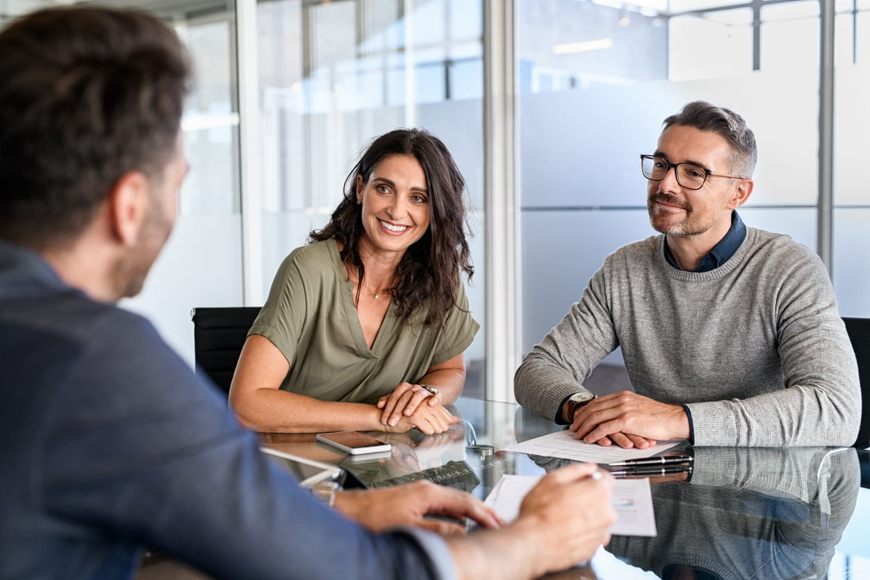 personas hablando en una mesa de conferencias.