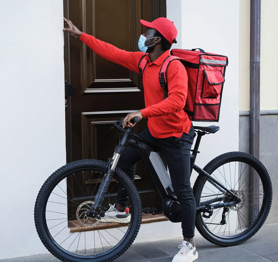 repartidor con bici eléctrica